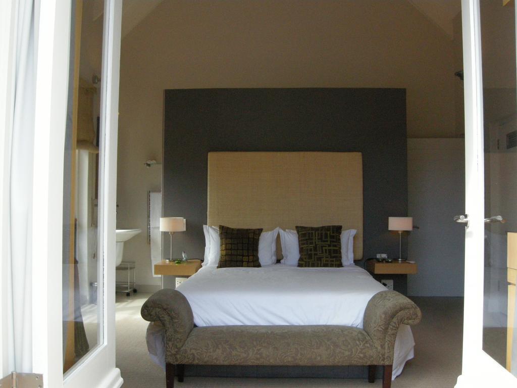 Four Rosmead Boutique Guesthouse Cape Town Bagian luar foto